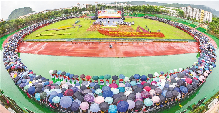 三亞學院舉辦2018屆畢業典禮,5000餘名師生雨中同框,拍攝360°全景