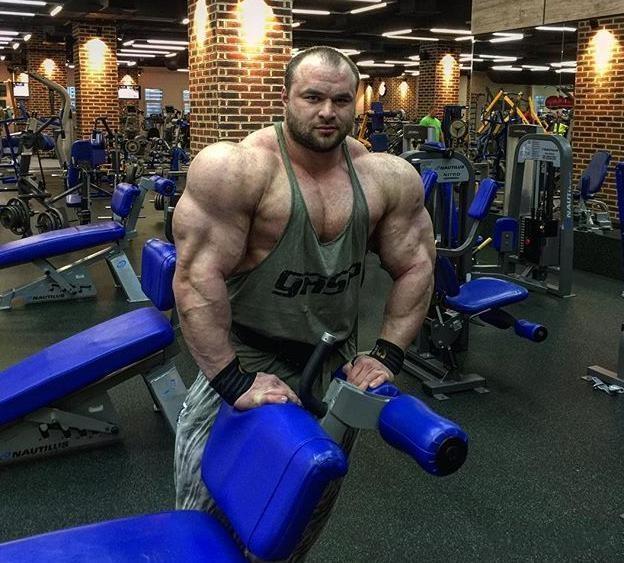 俄罗斯最强壮的肌肉男之一南瓜肩无与伦比100公斤只是热身