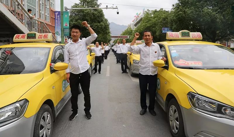 考场外,出租车师傅们为考生加油助威工作人员正在为接送考生做准备为