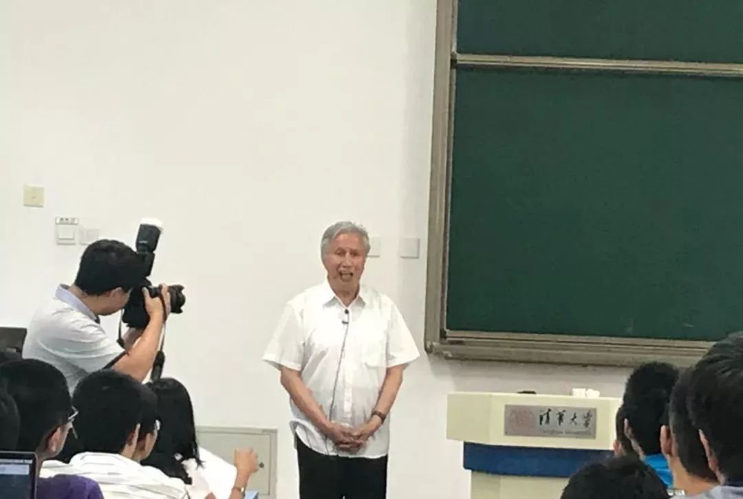 学生代表王弈松前信息学国家队总教练陈许旻茹逸中老师在讲解题目返回