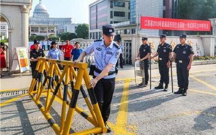 高考期间警察护航禁跳学校