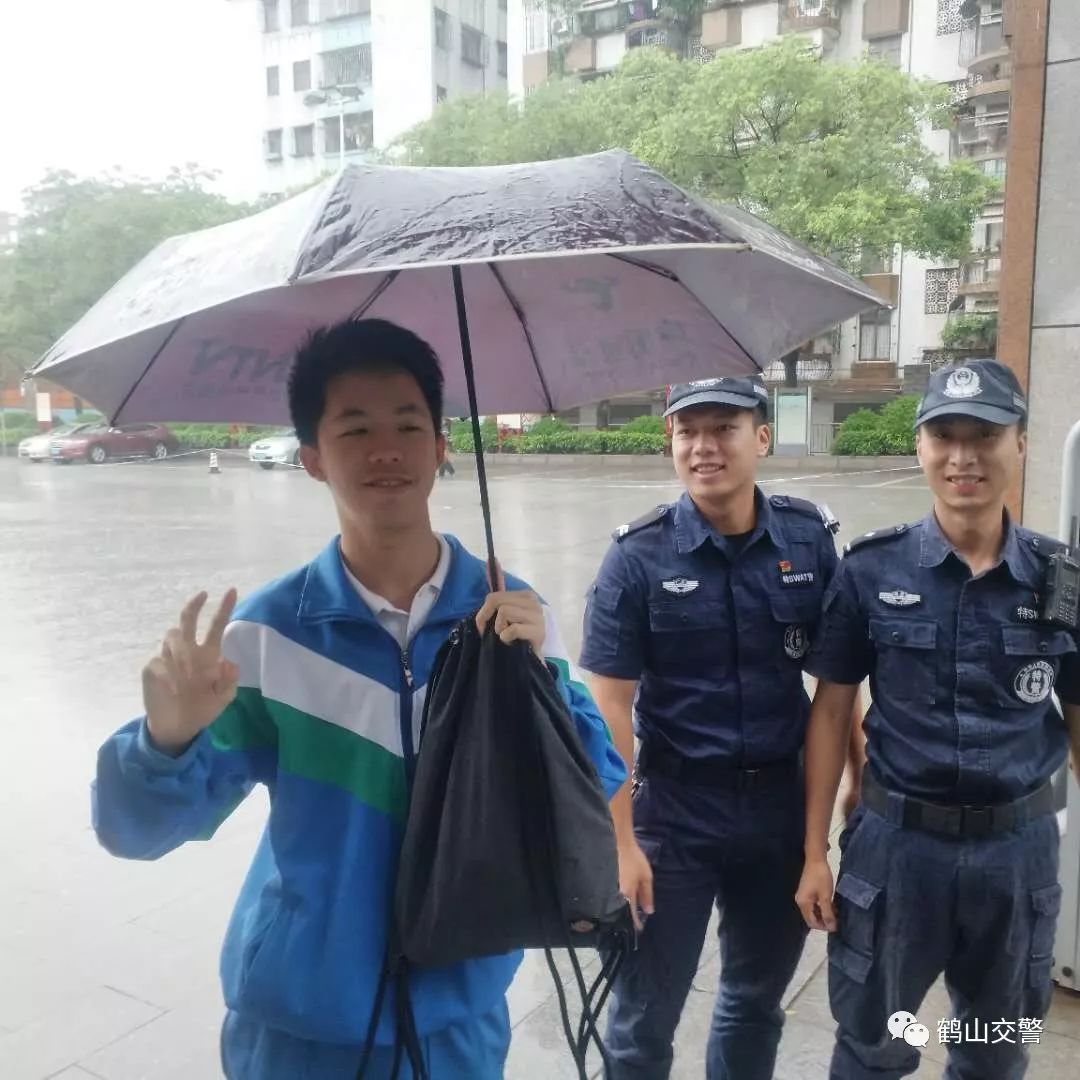 【爱心护考,交警同行】超暖!鹤山警察风雨中护考!