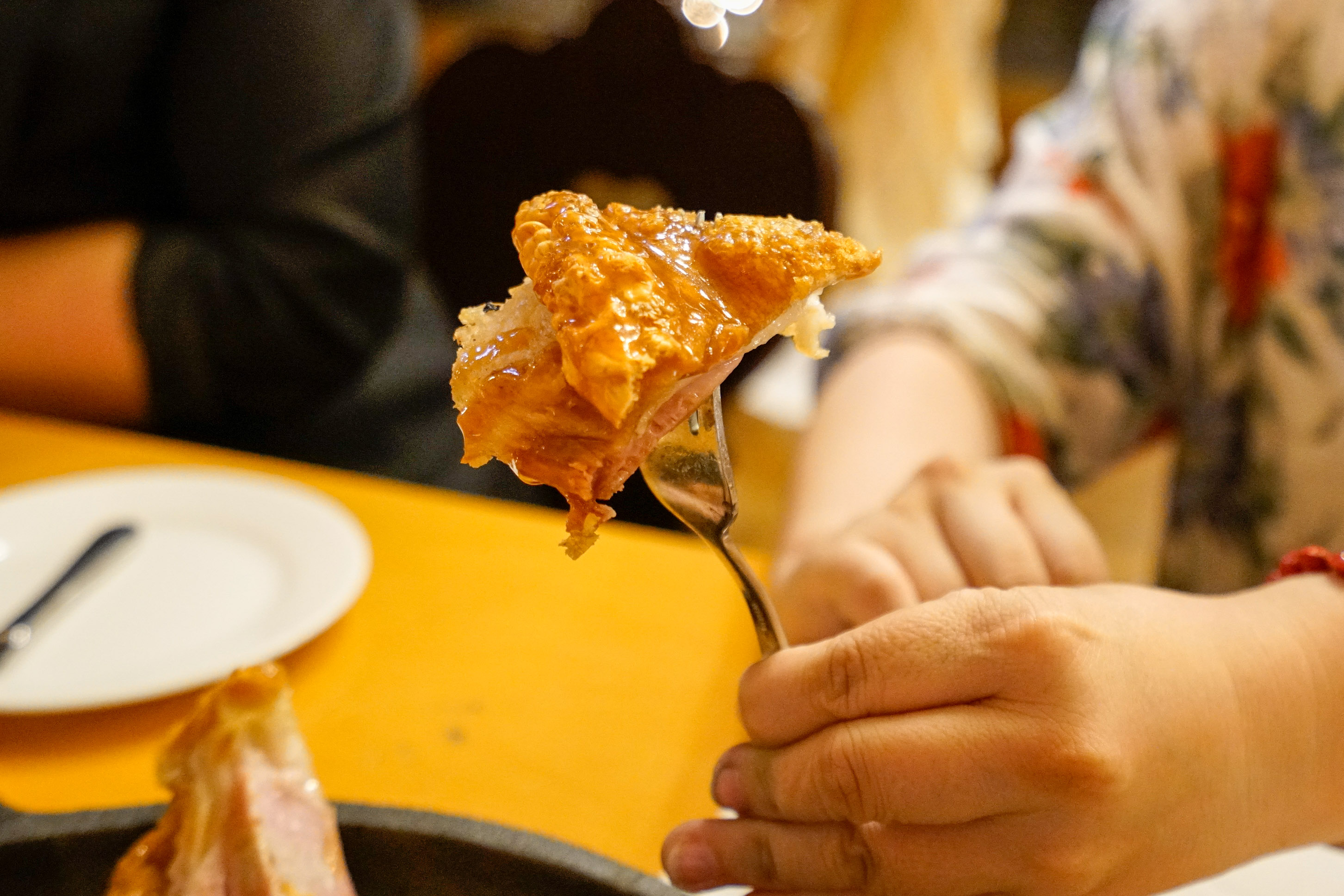 去蘇州金雞湖旁邊的德國啤酒屋吃肉菜,喝啤酒吃德國豬肘和香腸,人均