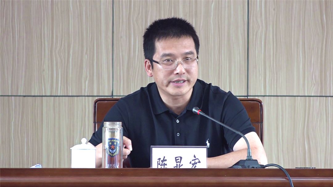 镇长陈显宏参加会议,副镇长陈贤选主持会议导 读