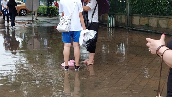 穿着湿鞋子去上学图片