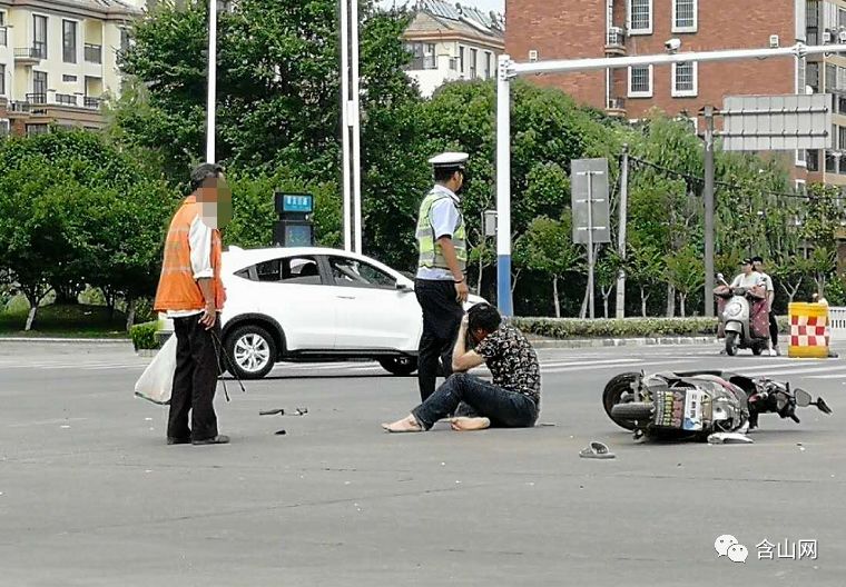 太湖山路,一輛小車與一輛電動車相撞!