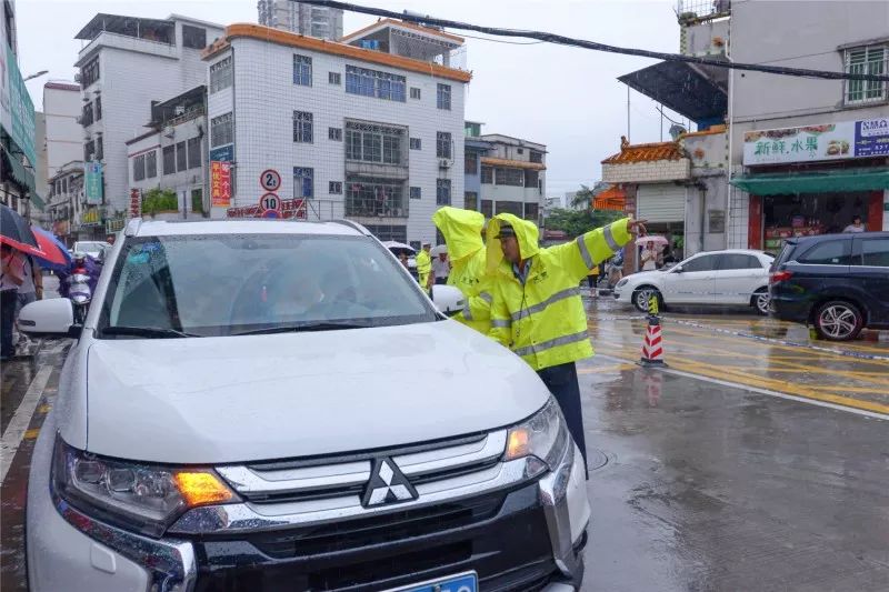 資訊中心 > 正文 今日早上8:30左右,一位傅姓同學就在下出租車的時候