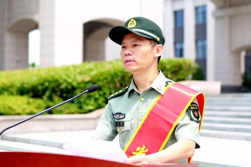 退役仪式上,学院陶传铭院长宣布了148名退役干部批复命令