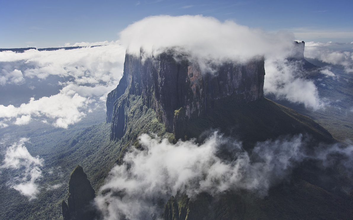 罗赖马山也称桌面山,因其整个山顶酷似一张桌面而闻名于世