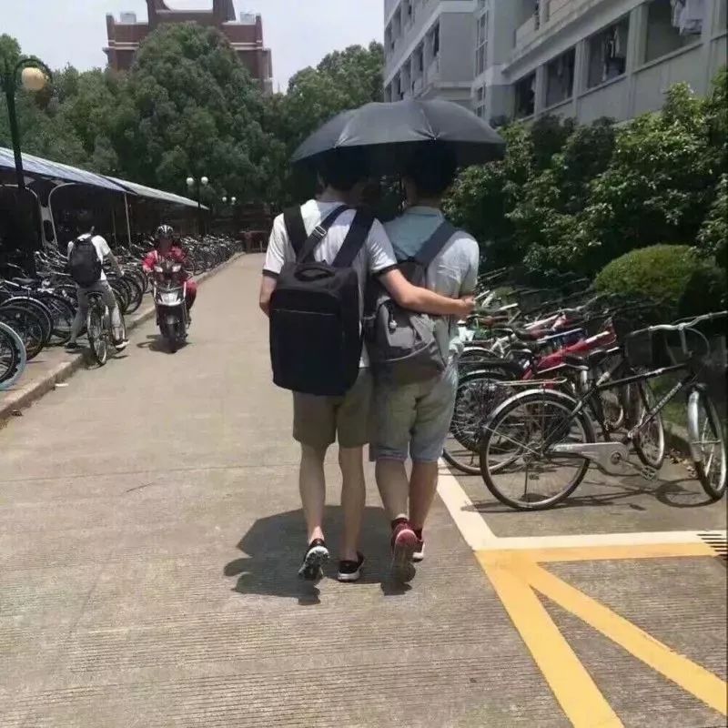 打伞的男生很帅气