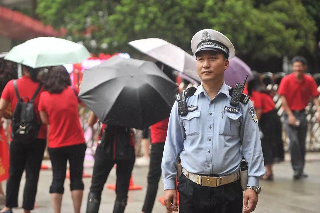 大巴在某路段上因超高無法前進卻逢早高峰無法倒車進退維谷佛山公安