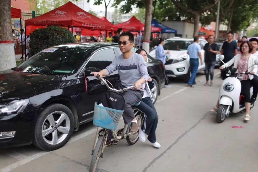 摩托車愛心送考▽交警▽志願者接送車隊組成了咸陽高考季的文明風景線