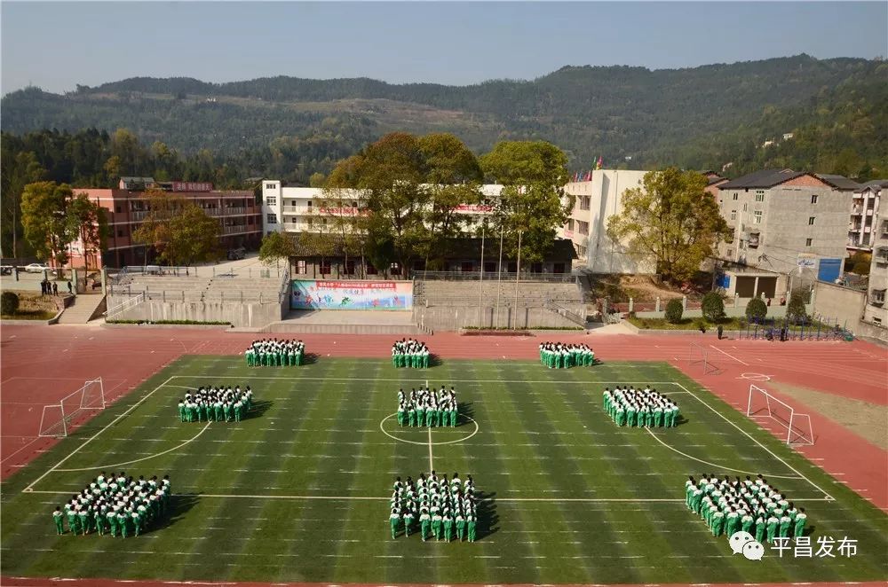 響灘中學校園一角▲響灘中學陽光大課間▲巖口小學校園新貌▲鎮龍中學