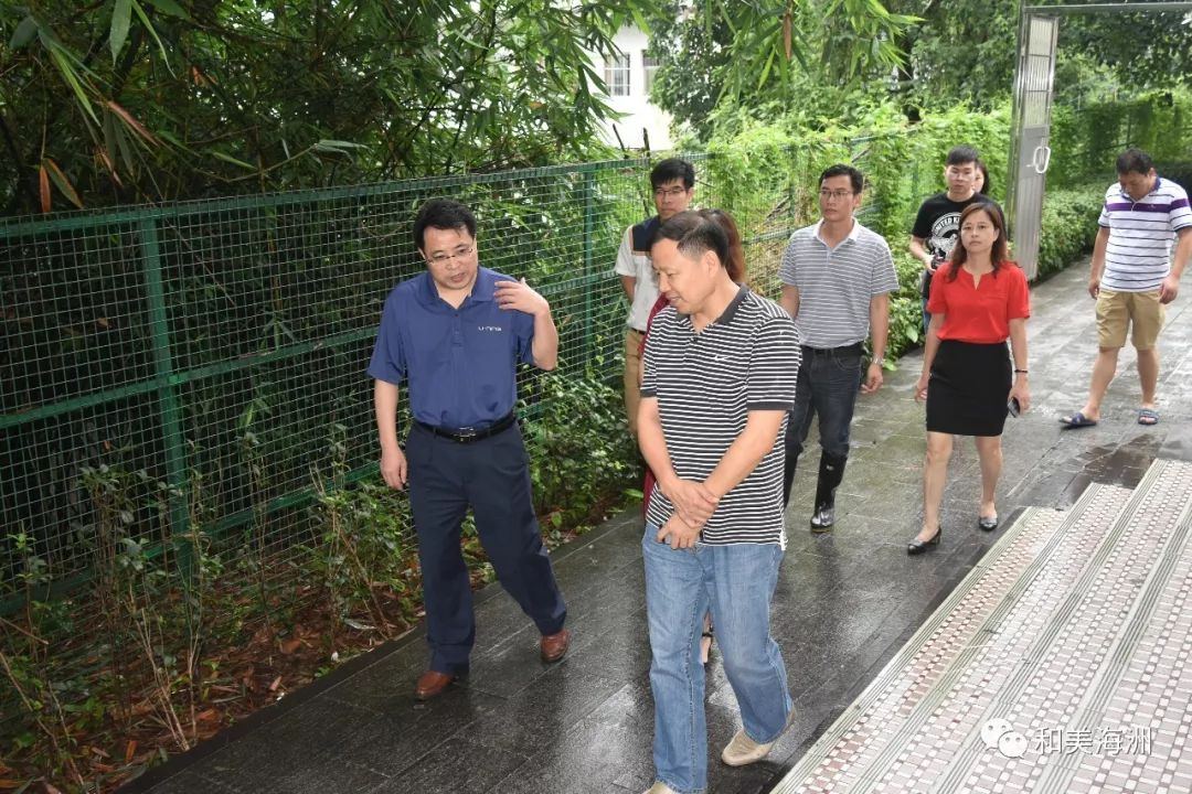 台风暴雨天镇党委副书记镇长匡志走访我村新徽小学