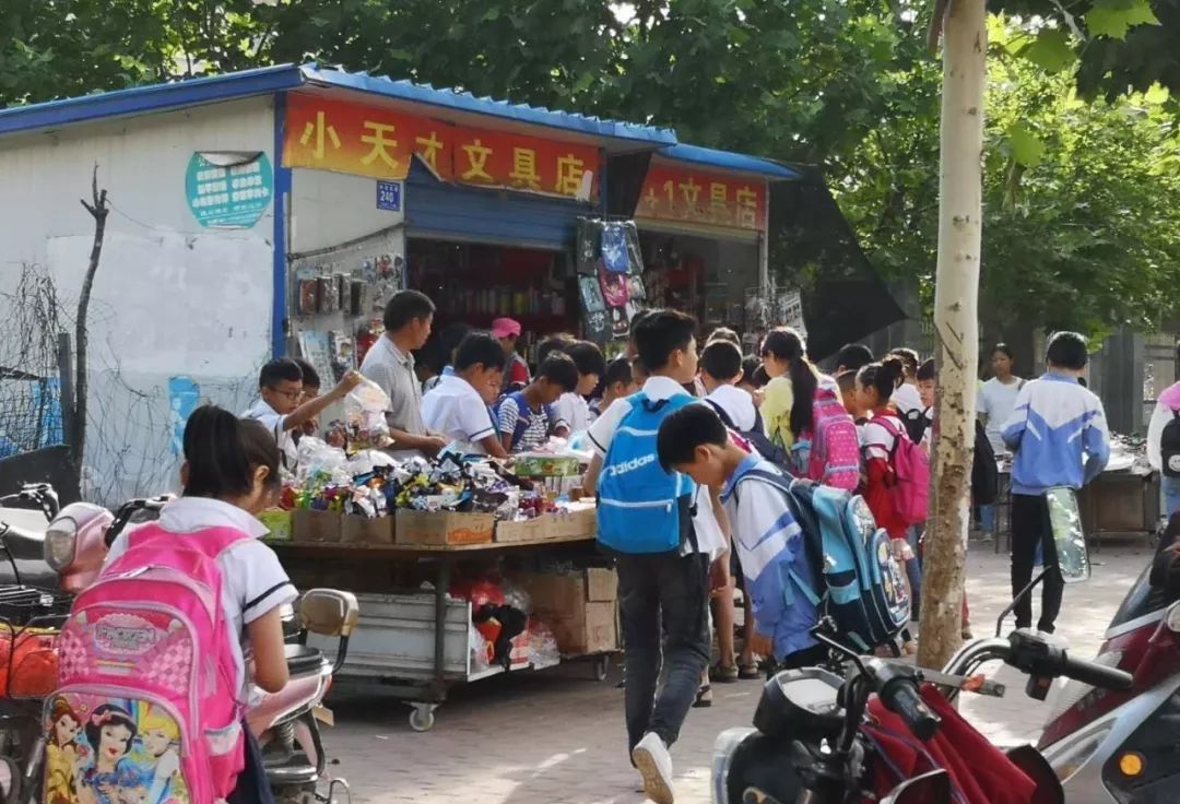 鄧州某小學門口商店裡一群小學生竟然在