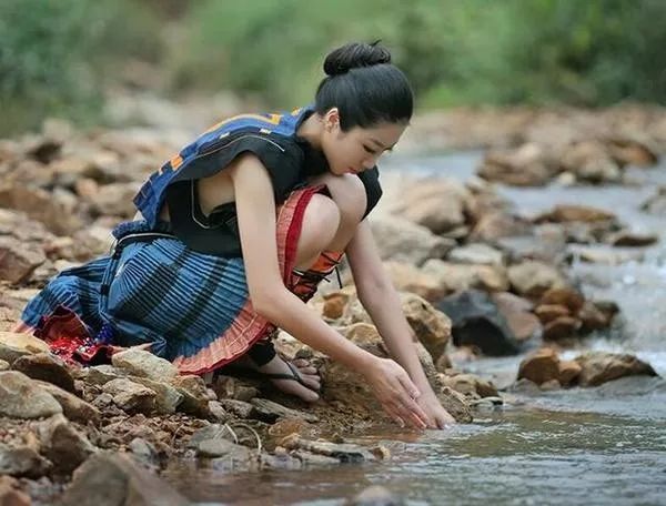 的上衣造型特别亮乳两片瑶瑶山古寨不得再回到这里居住严重超生的