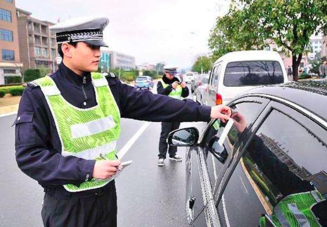 1,違法停車告知單交警貼的罰單就叫違法停車告知單,這種罰單具有法律