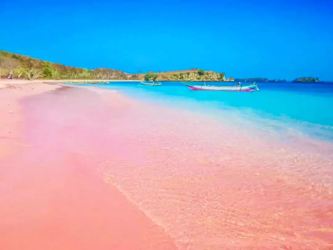 粉色沙滩代表地:长滩岛,坎昆这些白沙滩大多位于热带,亚热带海域,是