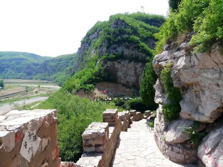 真是神奇阳泉有个悬空寺建在悬崖石窟下