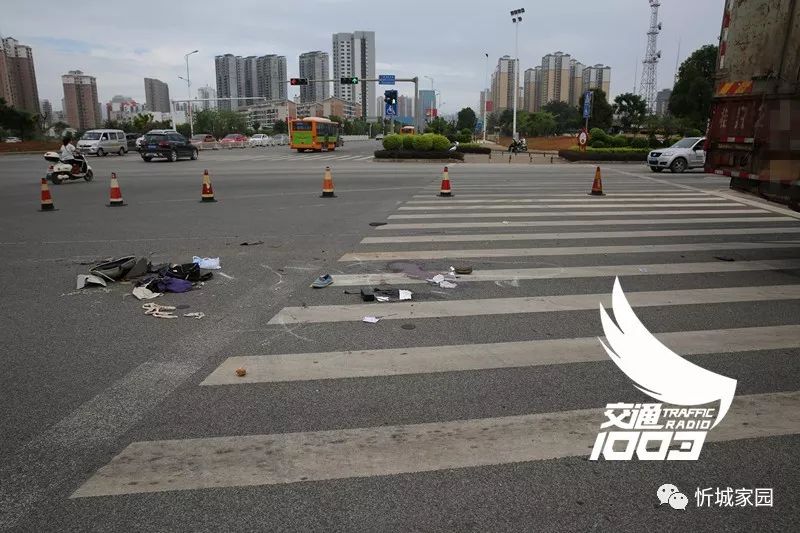 在离他50米处的华侨大道与桂中大道路口,发生了一起交通事故,有2人