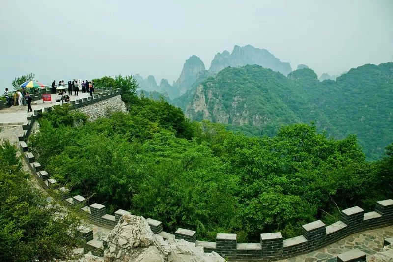 除開俊秀的山景,紅瑪瑙溶洞,閻王鼻子,棋盤陀等自然奇觀也是美不勝