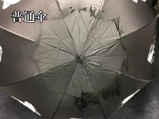 把雨伞反过来收,雨天再也不会湿身了!后悔现在才知道!