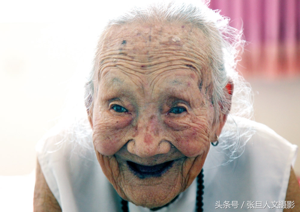 山西有一位113岁的老寿星是小脚老人整天乐呵呵