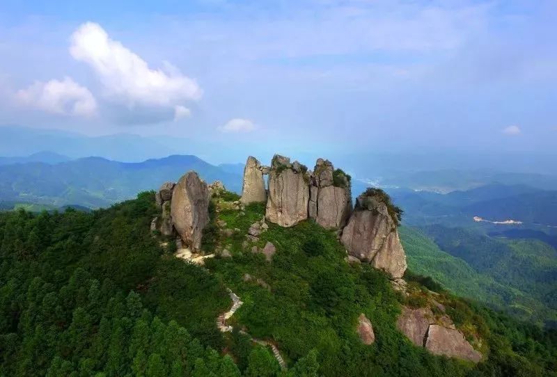 秀美,境內有萬華巖,北湖公園,仰天湖,四清湖,仙嶺湖,七姊石,義帝陵