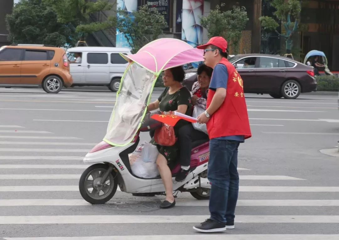 走上街头进行文明劝导 我们文明劝导的成果斐然 但也说明了广大市民