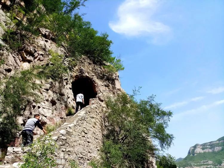 真是神奇阳泉有个悬空寺建在悬崖石窟下