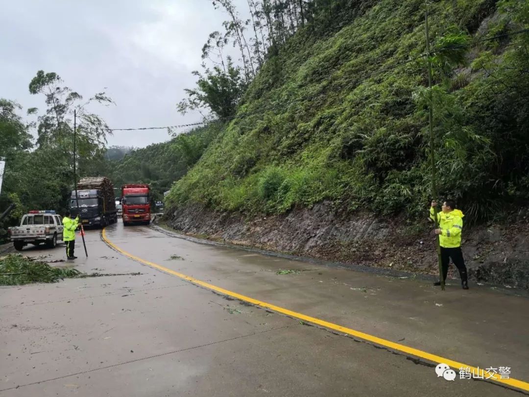 雙和公路荷村宅梧往鶴城方向車行道路面出現塌陷,彩虹隧道至宅梧舊