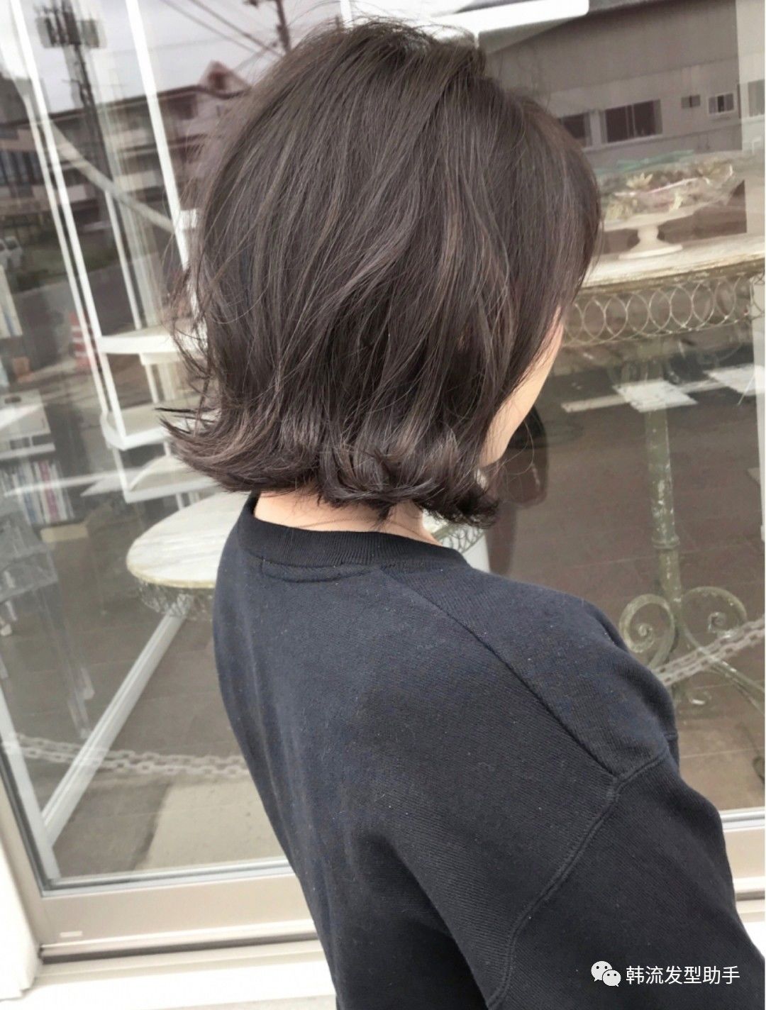 吹头发的时候可以直接用卷发棒卷发尾位置的卷度打理韩国最新潮流发型