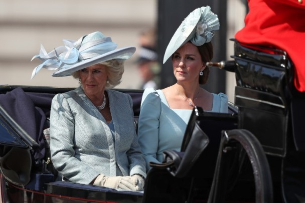 王储查尔斯夫人卡米拉(左)和凯特王妃(右)一天同乘坐架马车出席6月9日