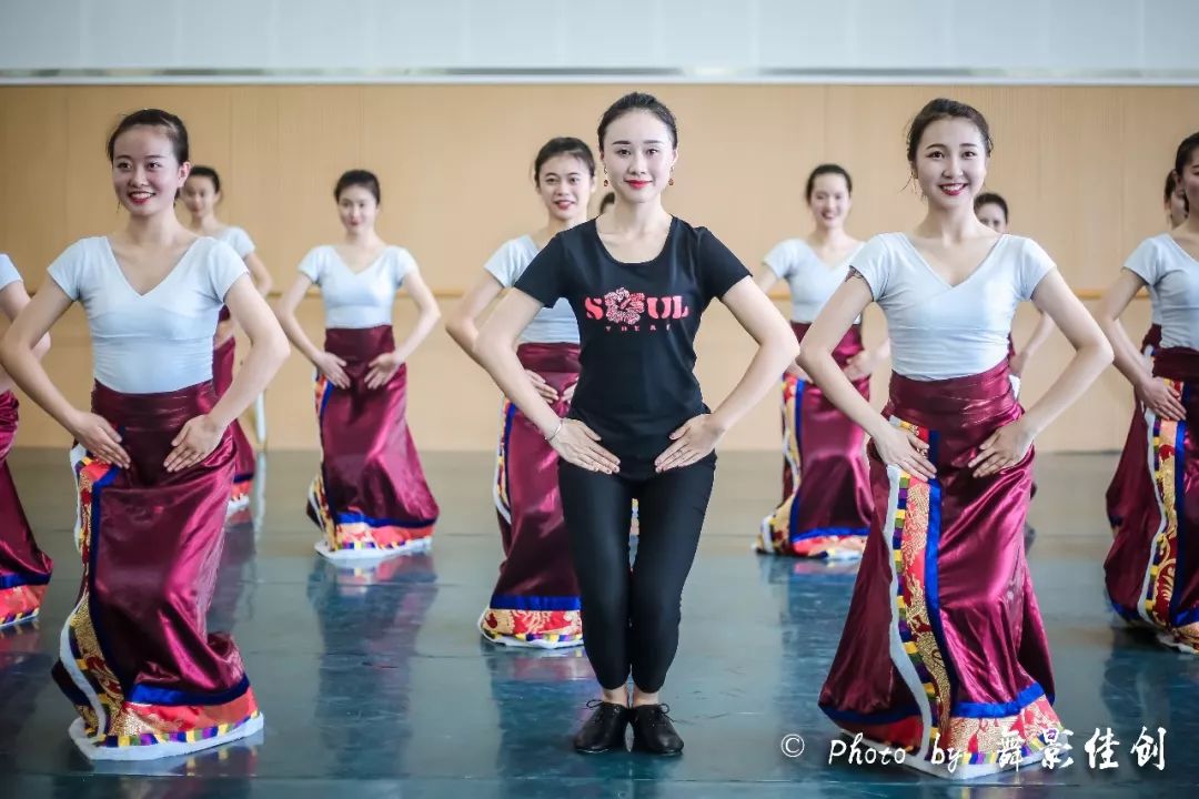 西华大学音乐与舞蹈学院舞蹈系2017级舞蹈学女班民间舞(藏族)课堂