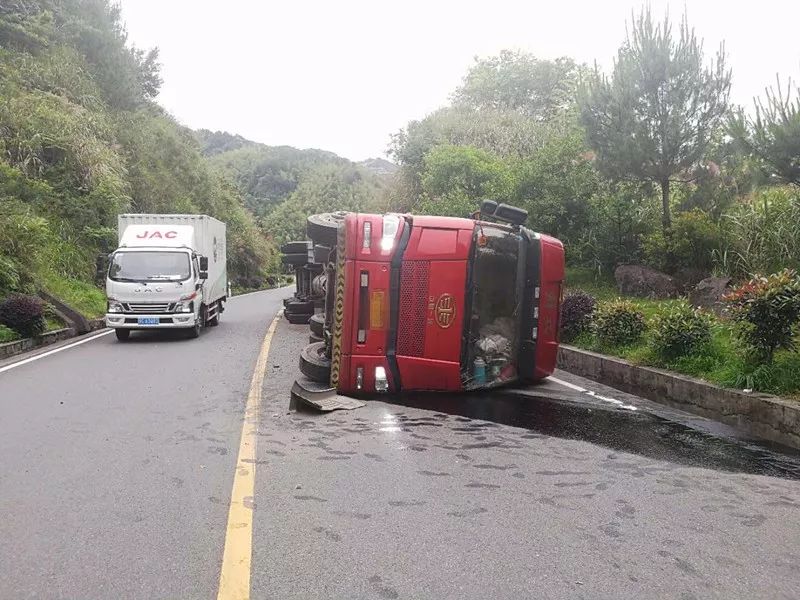 突发|澄照乡张山岙附近发生一起交通事故,大货车.