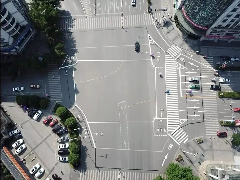 复杂十字路口地面标线图片