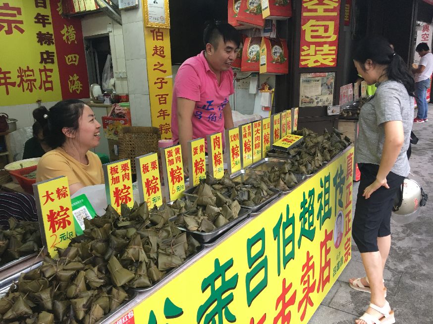 红火,店主吕建昌告诉记者,该店半个月前就开始准备端午节的粽子原料