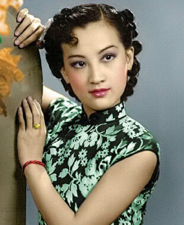 阮玲玉,民国时期最有名的电影女明星,因为陷于前夫和情人的纠纷,惧怕