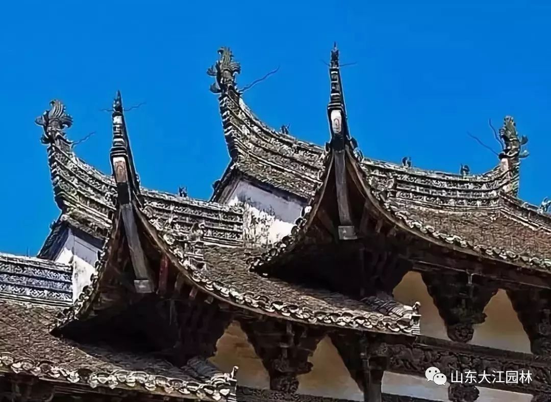 飞檐翘角,是我国古代建筑风格的重要表现之一,不论是在宫殿,庙宇,还是