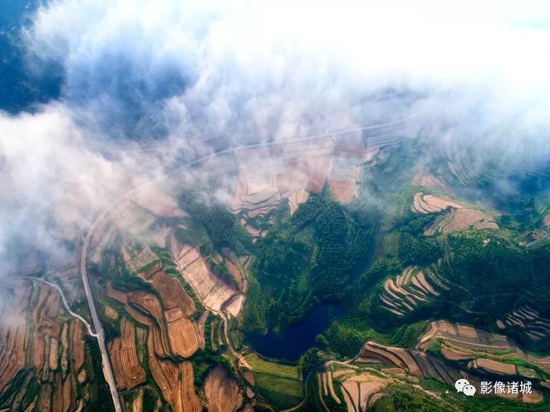 遮面自南而來的雲海蔓延竹山竹山主峰被二道雲瀑深情纏綿雲瀑將障日山