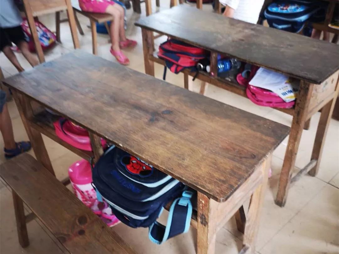 原来这些孩子都是靠租周边的民房做教室的,课桌椅也很残旧,学习环境