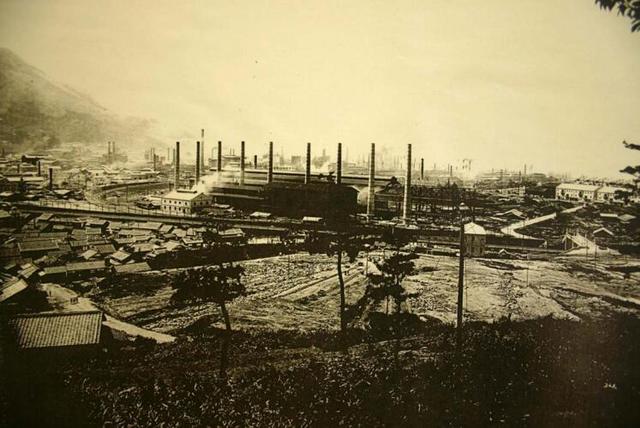 老照片:一家大量生产军用物资的日本工厂,主要原料都从中国掠夺