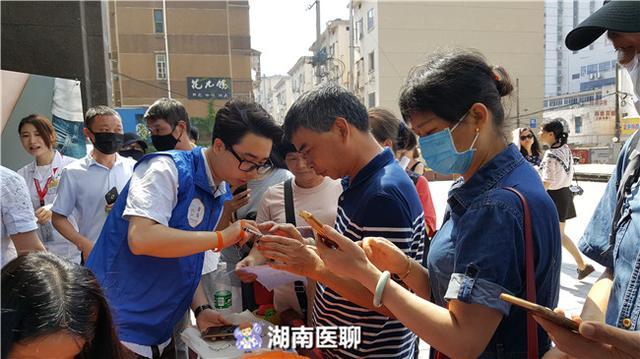 在志願者的幫助下,加入器官捐獻志願者隊伍