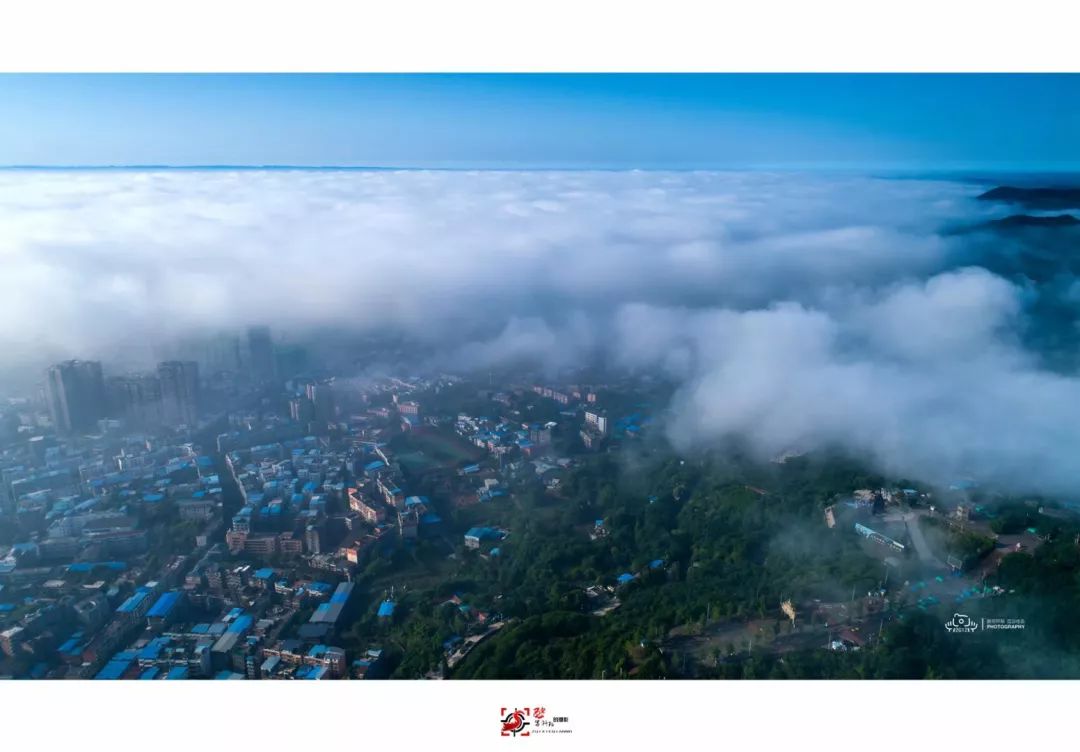 鏡頭中的置身雲海的仁壽,好似海市蜃樓.