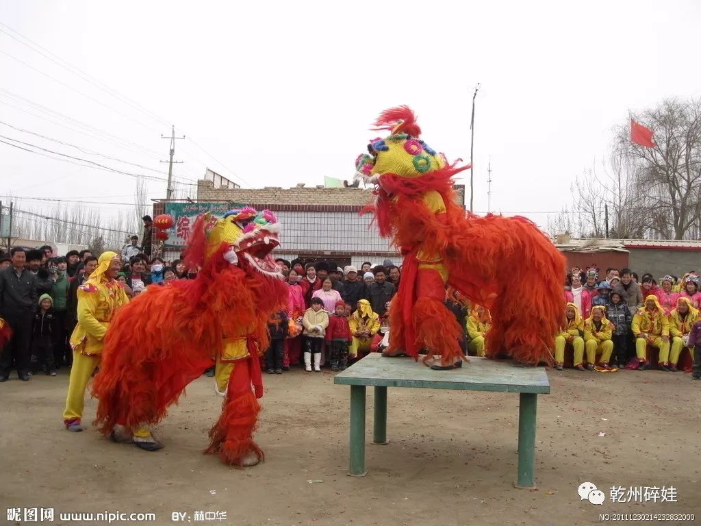 狮子分为母狮和雄狮一对,狮身由大麻染织而成,一般均为橘红色,狮头由