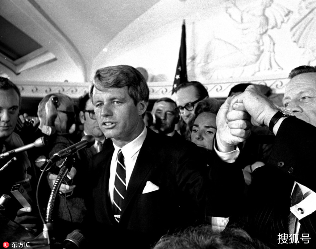 1 12 1963年11月,时任美国第35任总统的约翰·肯尼迪(john