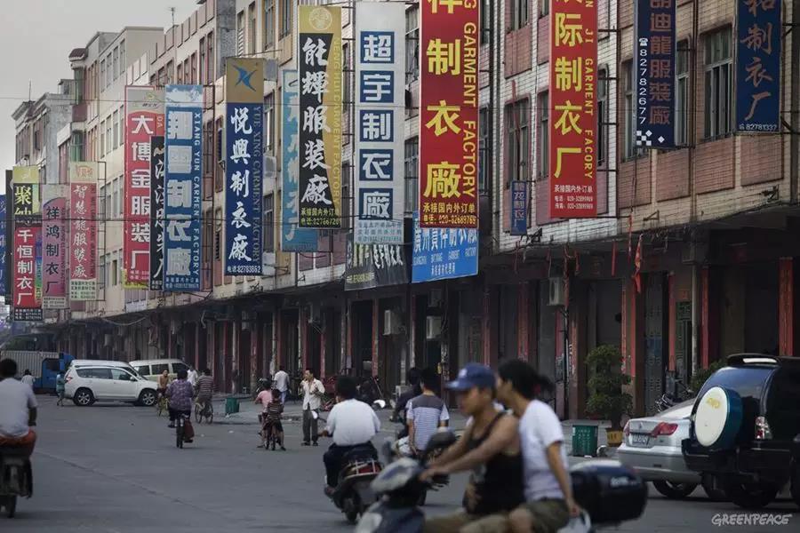 2010年,廣東增城市(今廣州增城區)新塘鎮,滿街的製衣廠招牌.