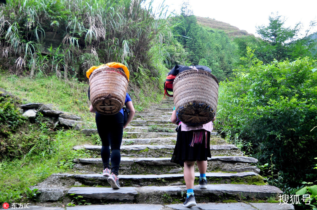 背东西上山的图片图片