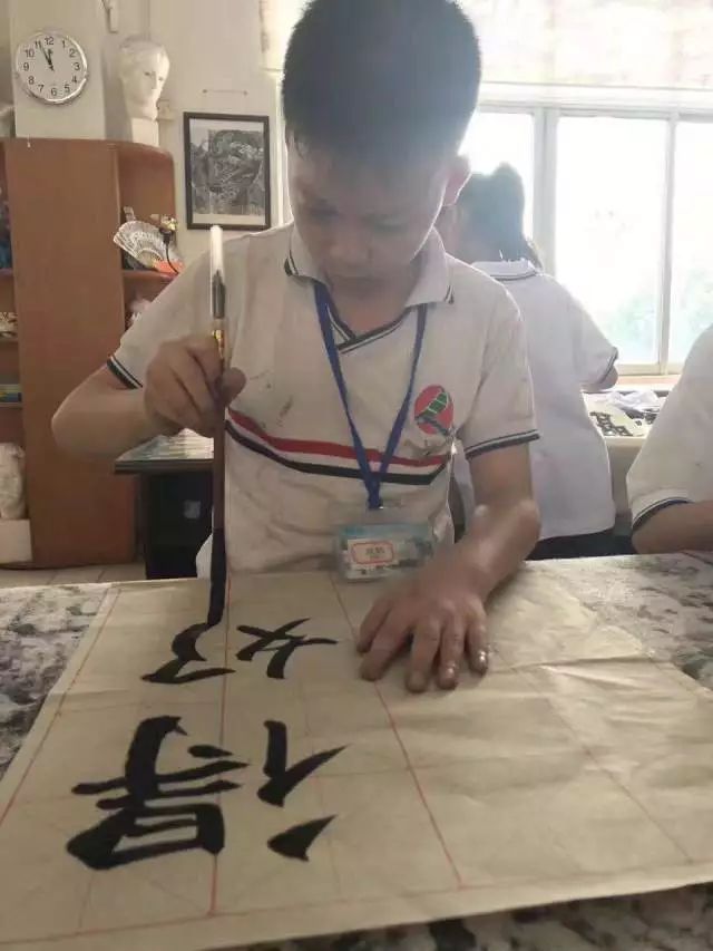 小书法家韦潇婧,陆凯,钟铭坤,麦惠珊曾在千人书画即席挥毫比赛中获得