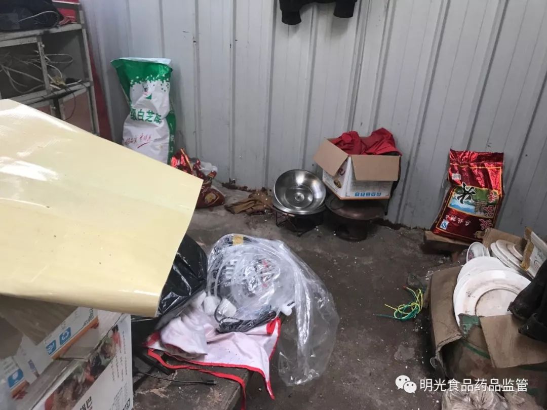 明光这家饭店被爆后厨脏乱差,整改不好将被责令停业!